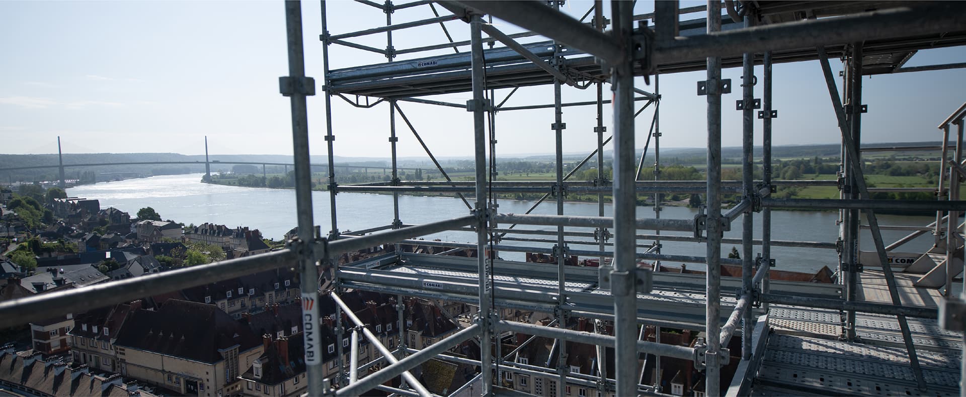 Échafaudages fixes, racks et escaliers
